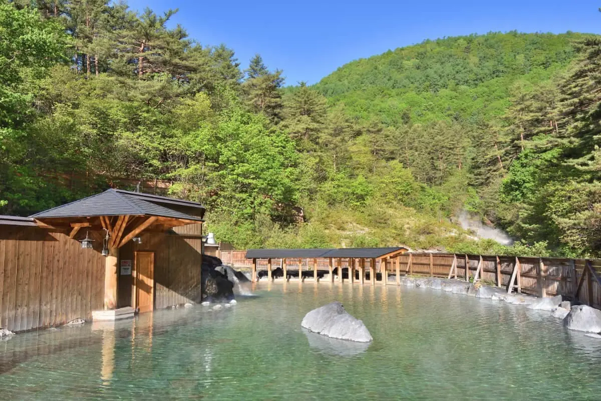 草津温泉の真髄「湯もみ」を見て、体験しよう！おすすめ宿も5つ厳選してお届け | らくらく湯旅