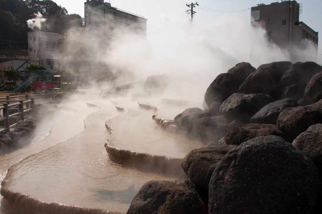 日本の温泉地で一番熱い源泉の温度は何度？ らくらく湯旅
